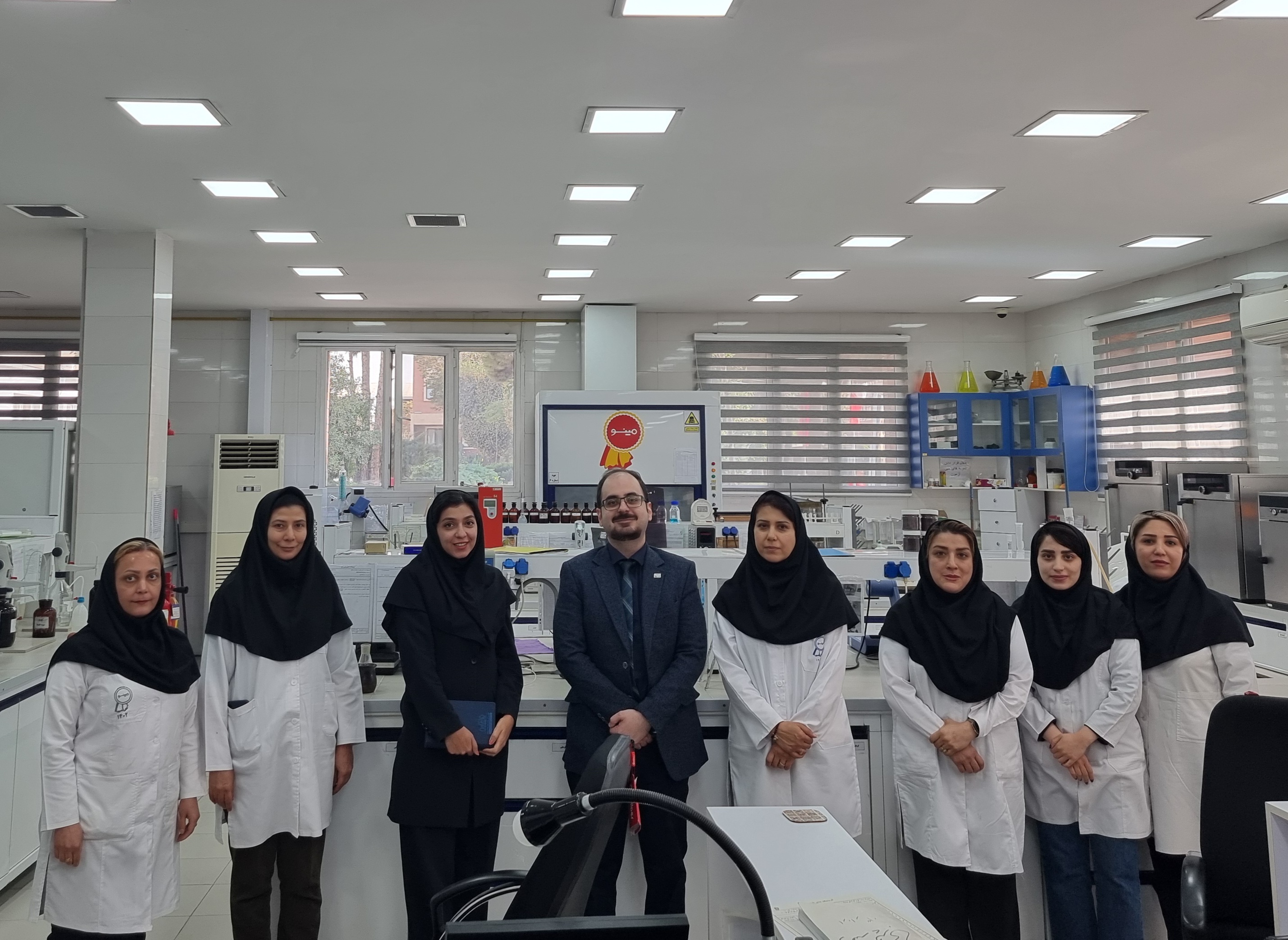 «حضور تیم ممیزی BRS در آزمایشگاه کنترل کیفیت پارس مینو و گفتوگو با کارشناسان این واحد؛ جایی که نقش حیاتی در پایش سلامت و کیفیت محصولات ایفا میشود.»